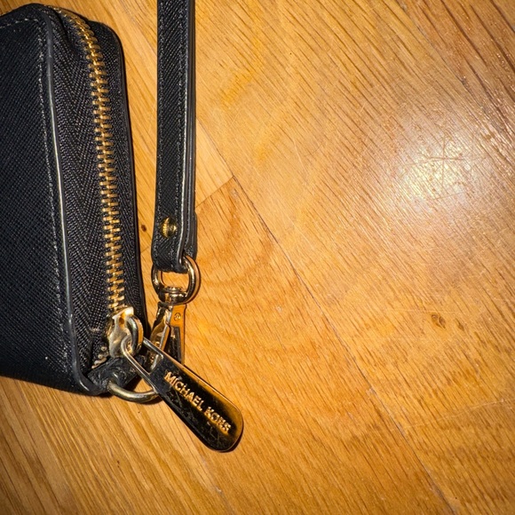 Michael Kors Black Leather Wallet/Wristlet. EUC - Picture 4 of 9